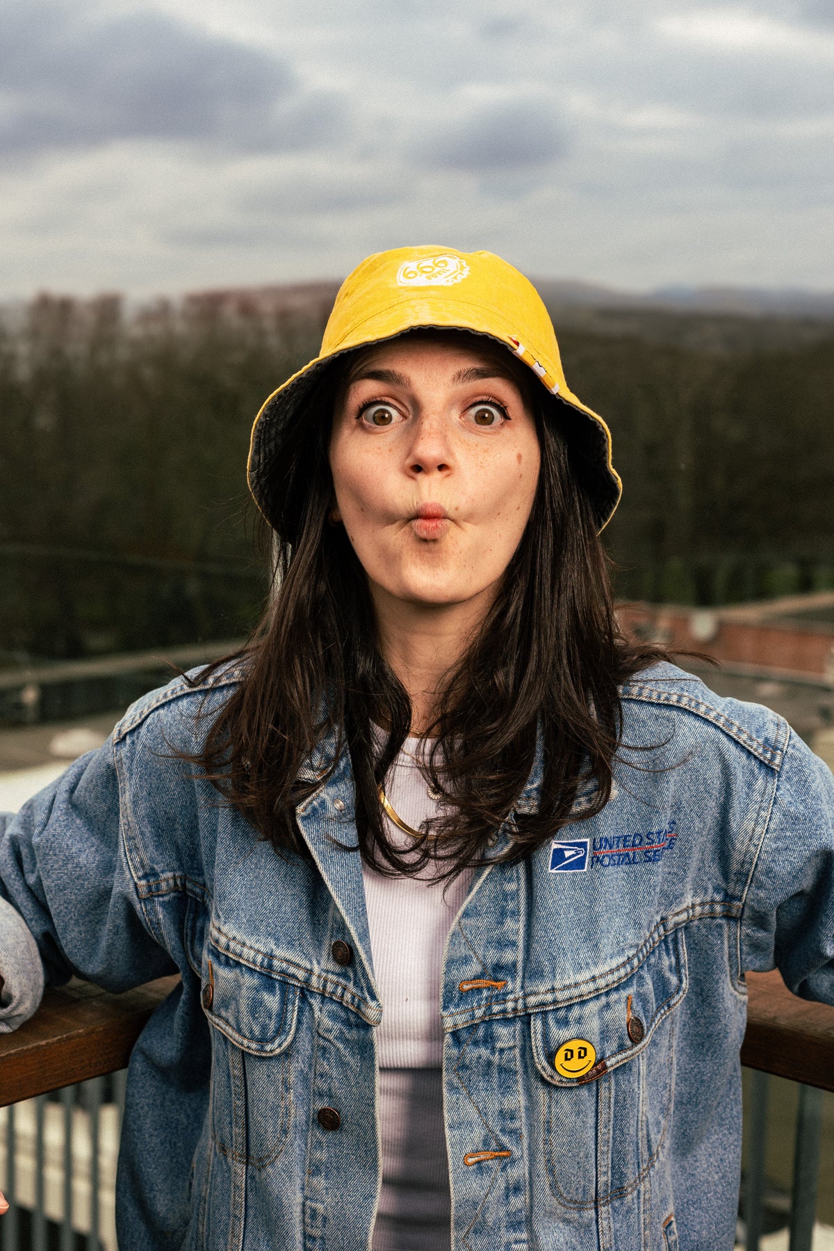 Woman wear yellow Duvel 6,66 bucket hat