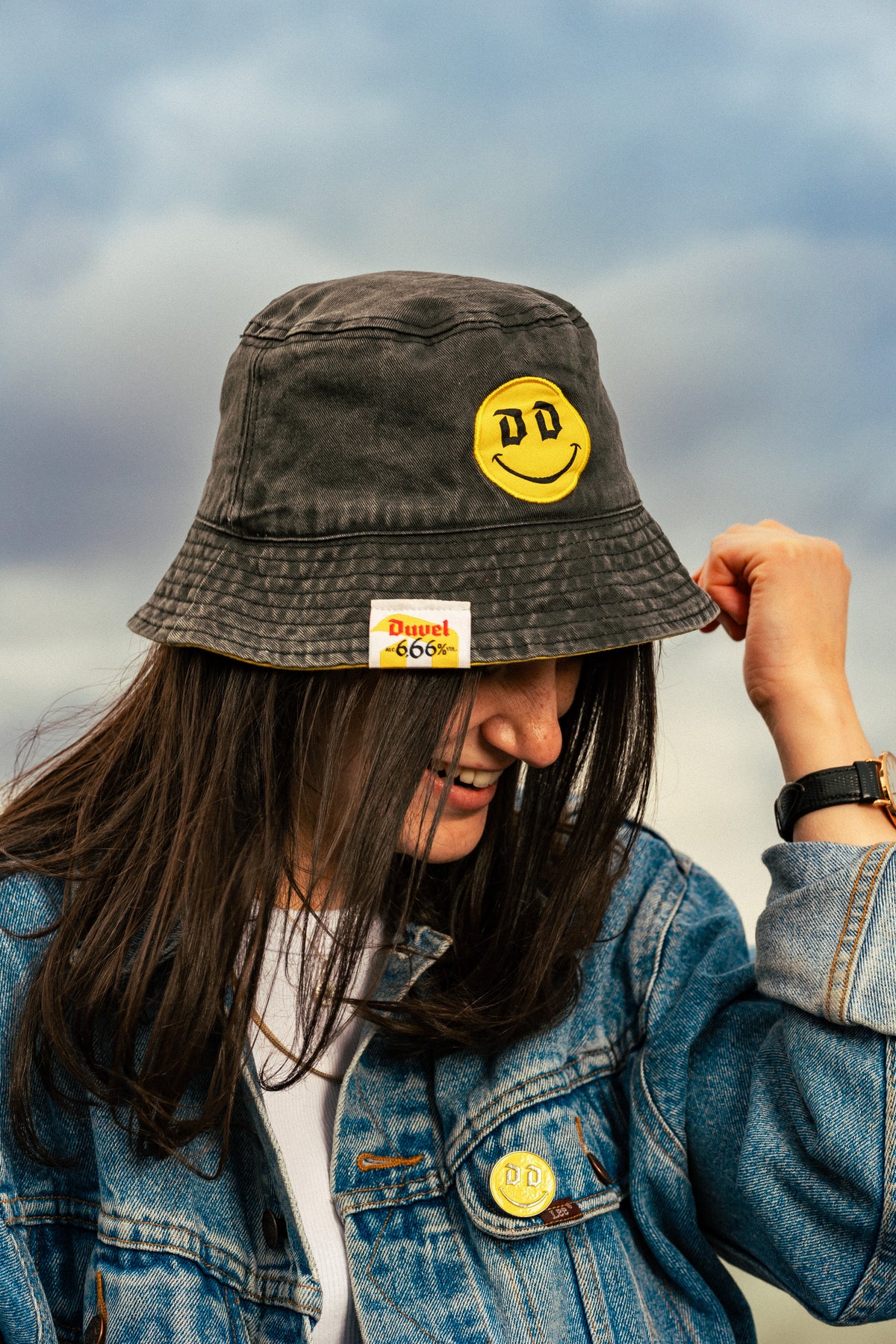 woman wearing grey Duvel 6,66 bucket hat